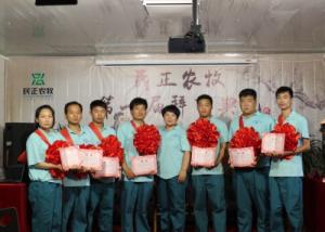 李总为师傅颁发聘书